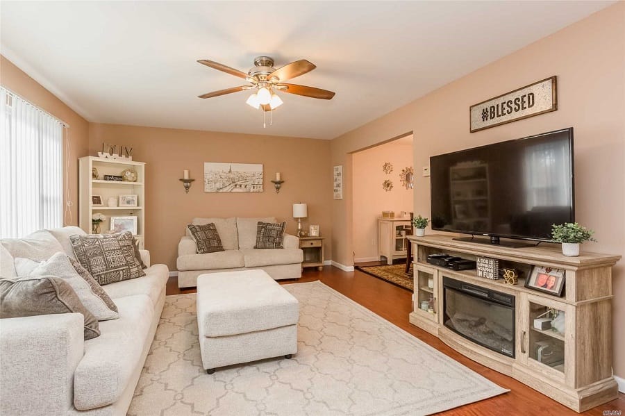 Living room of House for sale at 572 Sleepy Hollow Dr, Shirley.