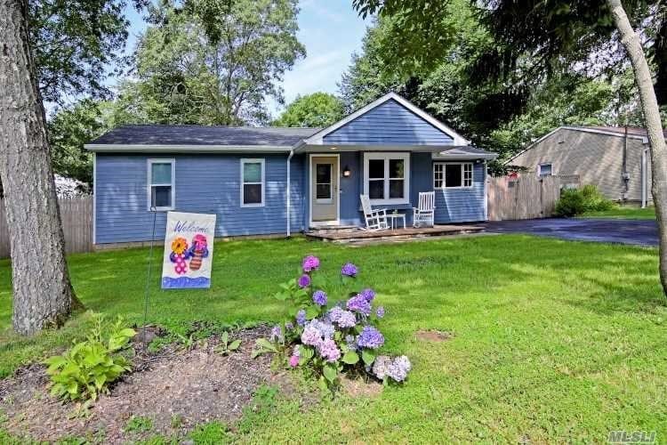 House for sale at 32 Cranford Blvd Mastic.