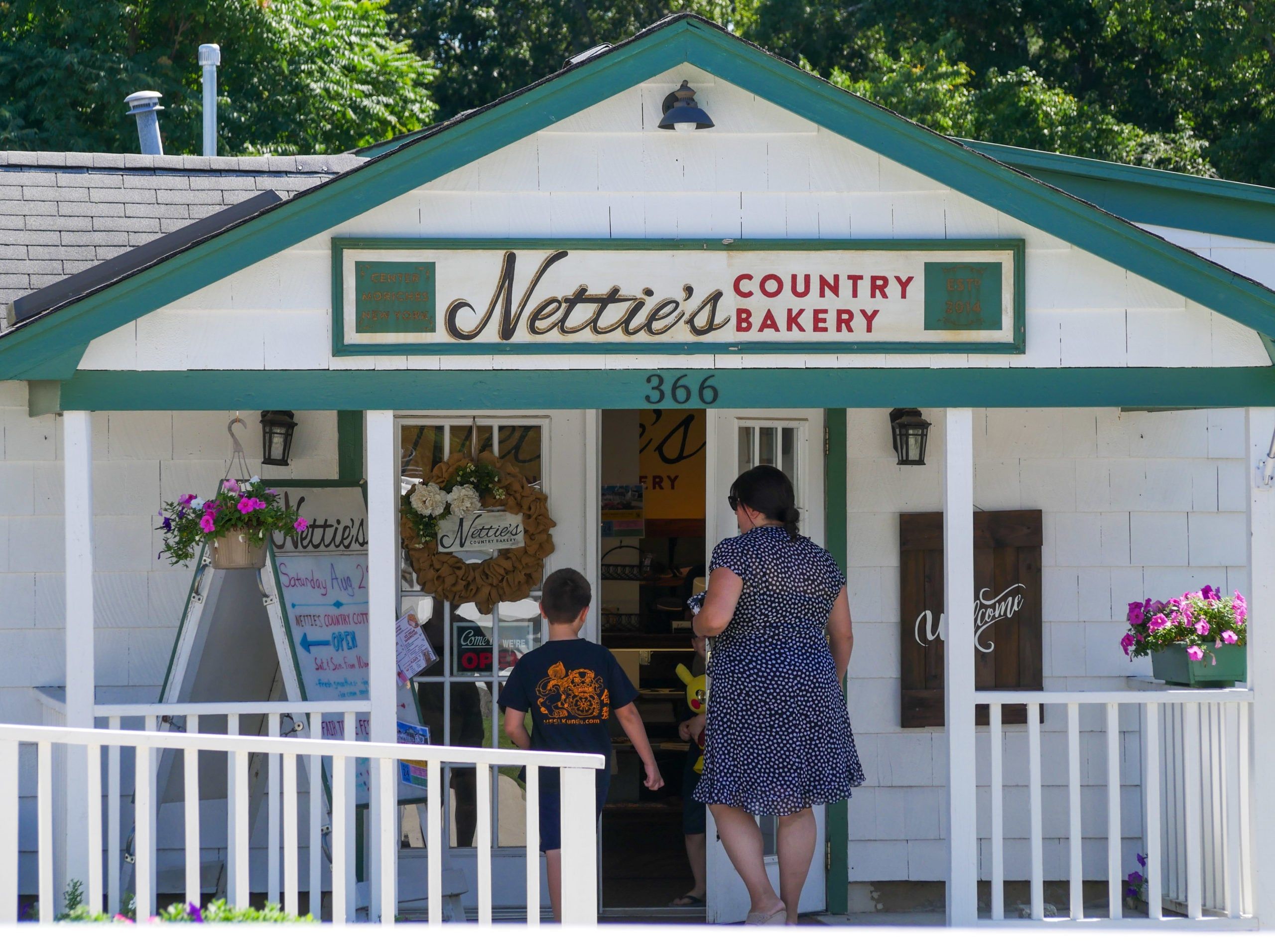 Storefront of Nettie's Country Bakery