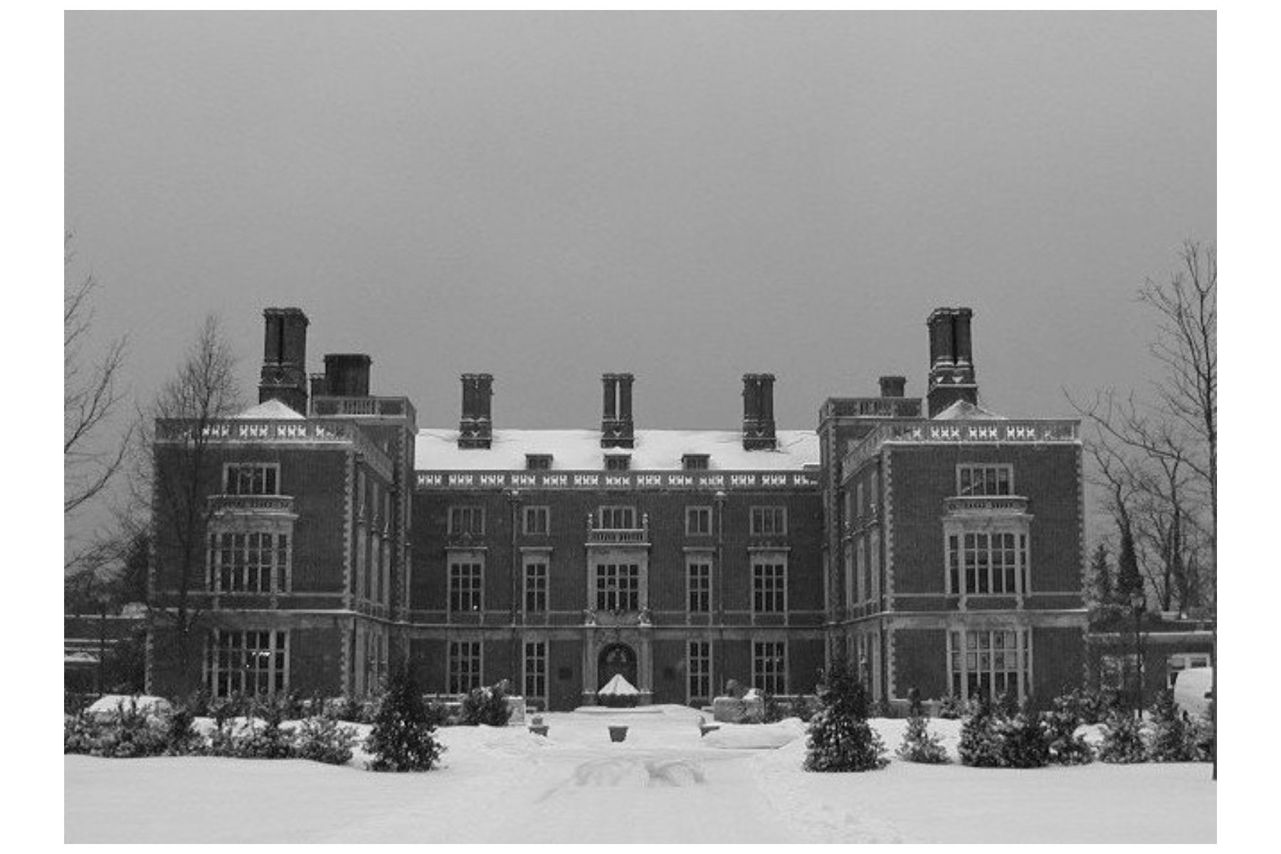 Stevenson Taylor Hall at Webb Institute in Glen Cove served as Wayne Manor in the 1995 film “Batman Forever.” (Photo: Wikimedia Commons/Public domain)