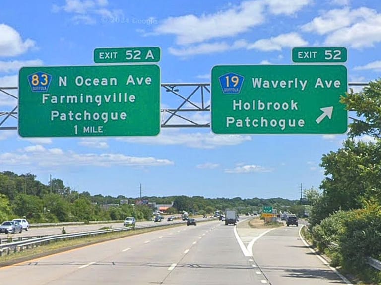 Driver seriously injured in Sunrise Highway crash in Bayport