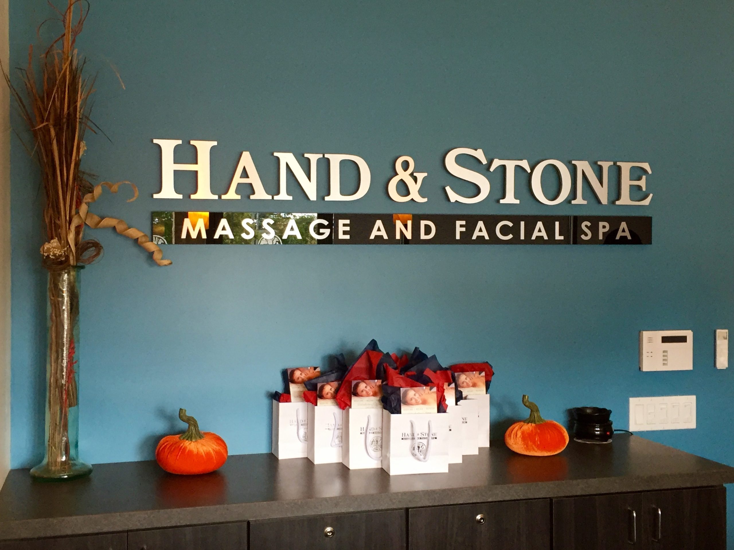 New Hand & Stone location celebrates its opening in Bay Shore Commons