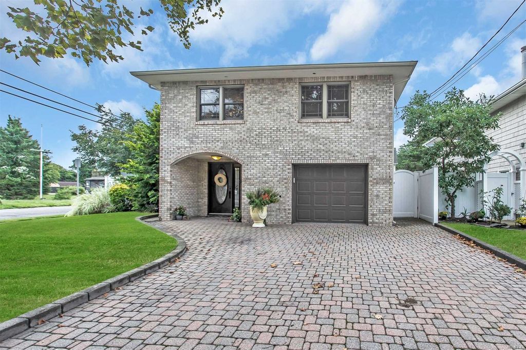 House of the Week Check out this hiranch home in Lindenhurst
