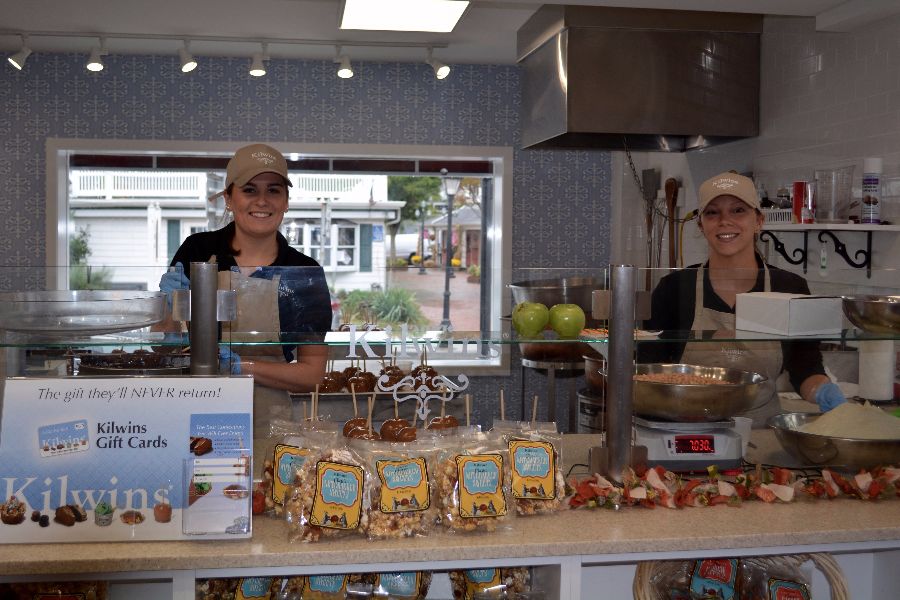 Anna Viscount and Alyssa Blasso hard at work at Kilwins Port Jefferson. (Credit: Nick Marchand)