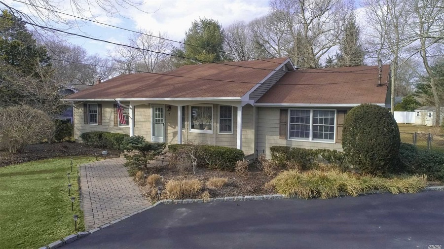 Ranch house for sale at 5 Cohrs Ct, Moriches, NY