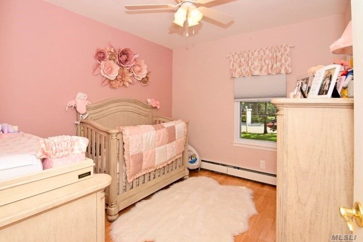 House for sale at 32 Cranford Blvd Mastic.