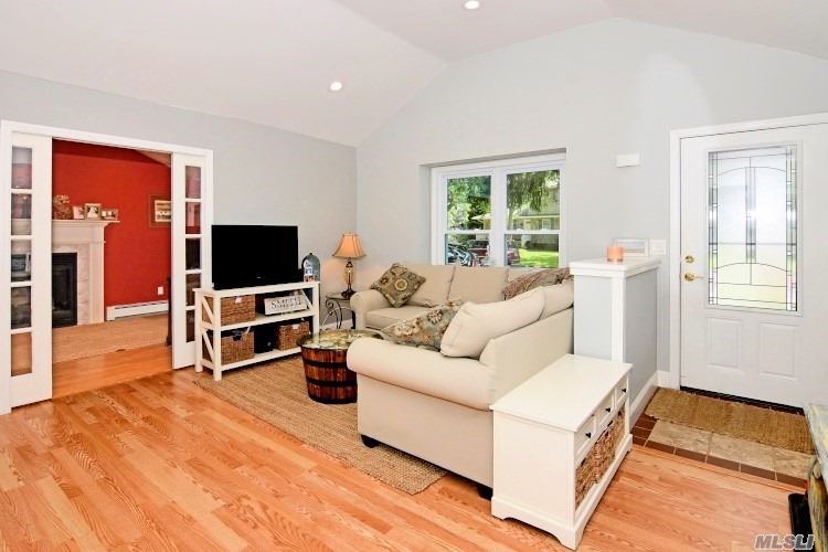 House for sale at 32 Cranford Blvd Mastic.