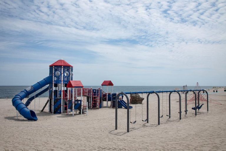 Town of Babylon unveils new playground at Overlook Beach
