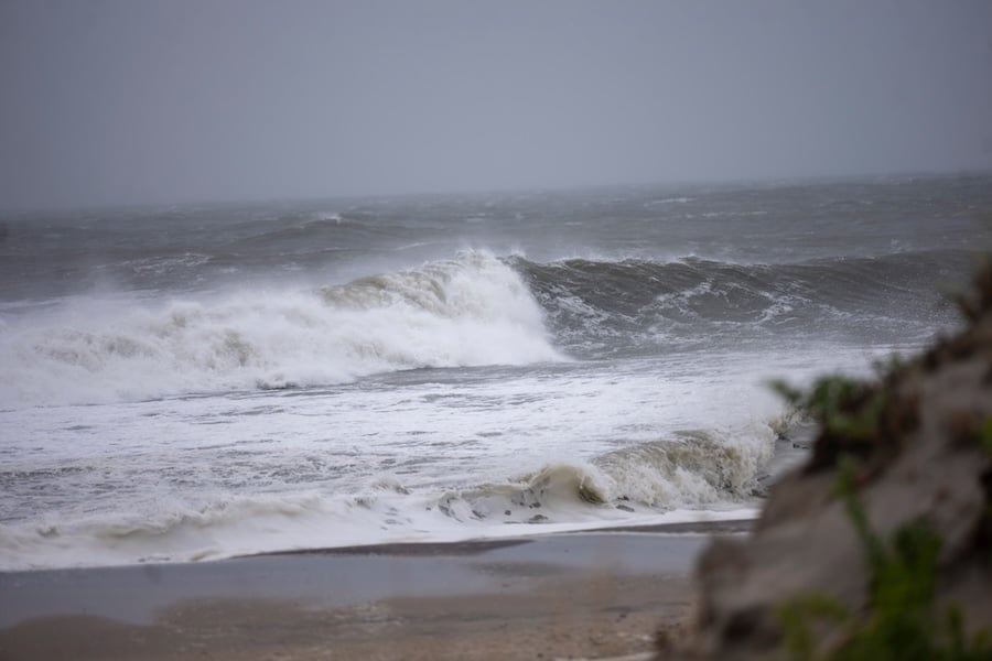 Police searching for unidentified man who disappeared in ocean at Robert Moses